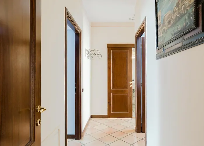 Classic Near The Colosseum Апартаменты Рим